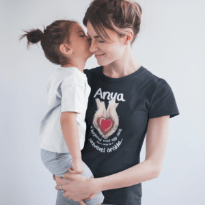 Egy anya a karjaival női póló