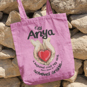 Egy anya a karjaival fekete vászontáska