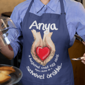 Egy anya a karjaival kötény