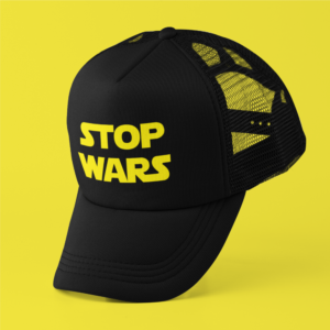 A "Stop Wars" baseball sapka egy mély és fontos üzenettel rendelkező stílusos viselet, amely kiemeli a béke és a harmónia fontosságát a világban. Ezt a sapkát azoknak tervezték, akik hisznek az erőszakmentes megoldásokban és a konfliktusok békés rendezésében.

A sapka kiváló minőségű anyagból készült, ami kényelmes viseletet biztosít egész nap. Az elegáns fekete alapon a "Stop Wars" felirat fehér betűkkel ragyog, így az üzenet világos és határozott. Ez a sapka lehetővé teszi számodra, hogy a mindennapokban és különleges alkalmakkor is büszkén viseld az üzenetedet.

A baseball sapka állítható pánttal rendelkezik, így könnyedén illeszthető a fej méretéhez, és kényelmesen rögzíthető. Alkalmas mindennapi viseletre és a közösségben való üzenetküldésre.

Viselj "Stop Wars" baseball sapkát, és mutasd meg a világnak, hogy hiszel a béke erejében és az erőszakmentes megoldások fontosságában! Egyedi stílus és üzenet egy sapkában!