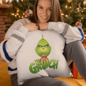 Kutyás logós Grinch párna