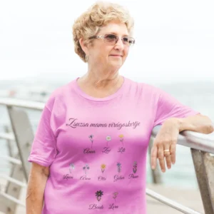 Egyedi nevekkel ellátott női póló Mama virágoskertje felirattal, rózsaszín ajándék póló nagymamáknak a saját unokák neveivel
