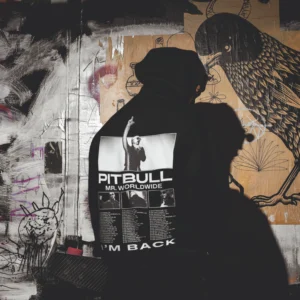Fekete pulóver Pitbull World Tour mintával a hátoldalon.