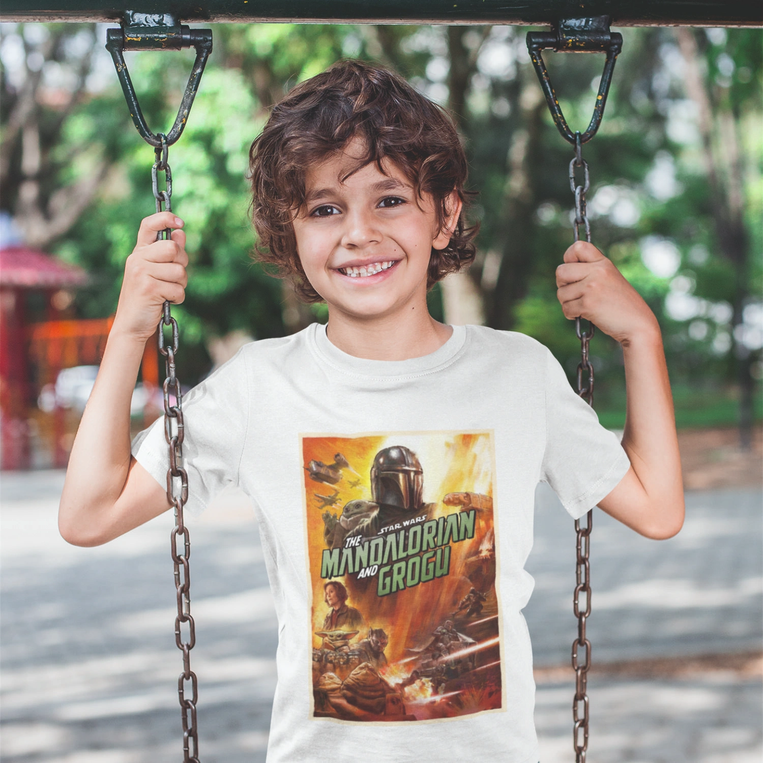 Fehér gyerek póló, amelyen a Star Wars: The Mandalorian and Grogu 2026 film poszter mintája látható.
