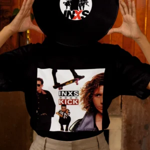 Fekete INXS Kick albumos női póló eredeti albumborító grafikával az elején.