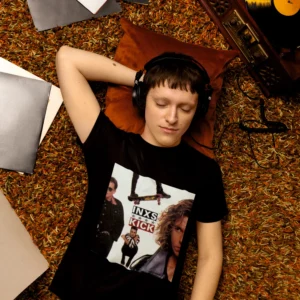 Fekete INXS Kick albumos férfi póló eredeti albumborító grafikával az elején.