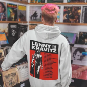 Fehér Lenny Kravitz Live 2026 mintás pulóver piros-fehér koncertgrafikával.